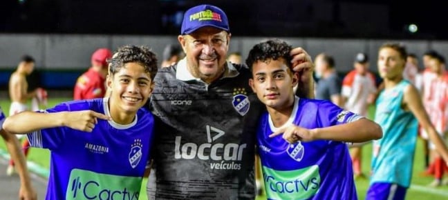 Chiquinho Viana com o filho e neto que atuam juntos na mesma categoria no São Raimundo. (Foto:ASCOM/São Raimundo).