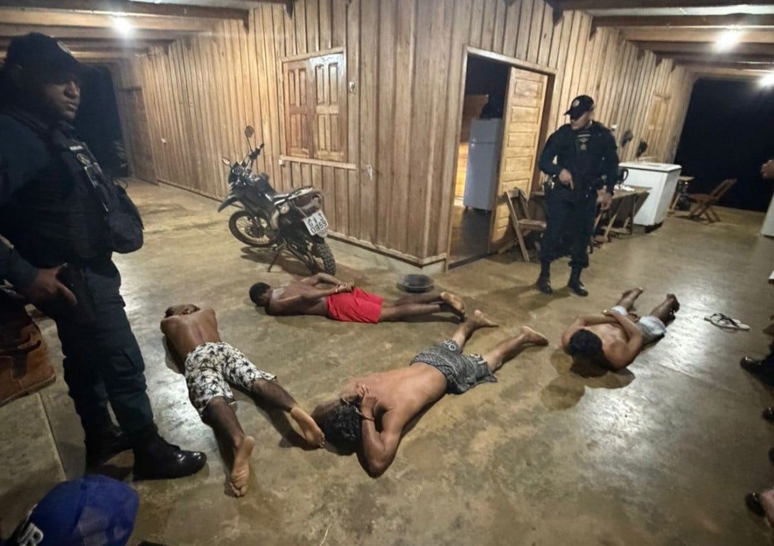 Suspeitos presos durante operação integrada na zona rural de Rorainópolis; ação mirou núcleo ligado ao Comando Vermelho. (Foto: Divulgação) Suspeitos presos durante operação integrada na zona rural de Rorainópolis; ação mirou núcleo ligado ao Comando Vermelho. (Foto: Divulgação)