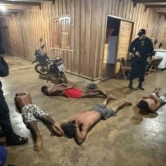 Suspeitos presos durante operação integrada na zona rural de Rorainópolis; ação mirou núcleo ligado ao Comando Vermelho. (Foto: Divulgação)