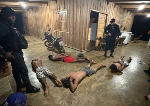 Suspeitos presos durante operação integrada na zona rural de Rorainópolis; ação mirou núcleo ligado ao Comando Vermelho. (Foto: Divulgação)