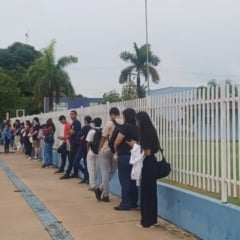 Candidatos aguardando a abertura dos portões que ocorreu às 8h.(Foto: Emilly Duarte/FolhaBV).