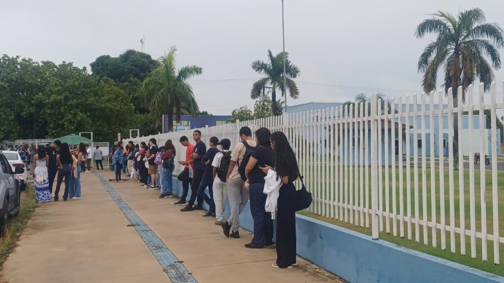 Candidatos aguardando a abertura dos portões que ocorreu às 8h.(Foto: Emilly Duarte/FolhaBV).