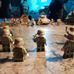 O Bricks Warfare é descrito pelo criador como um jogo estratégico de combate onde dois esquadrões duelam usando miniaturas. (Foto: Divulgação)