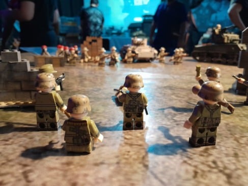 O Bricks Warfare é descrito pelo criador como um jogo estratégico de combate onde dois esquadrões duelam usando miniaturas. (Foto: Divulgação)