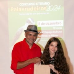 O integrante da Comissão Organizadora, Wilkinson Oliveira, com a aluna Laura Freire Mori, 1º lugar em 2024 na Categoria Ensino Fundamental I. Crédito da foto: Carla Wickert