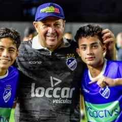 Chiquinho Viana com o filho e neto que atuam juntos na mesma categoria no São Raimundo. (Foto:ASCOM/São Raimundo).