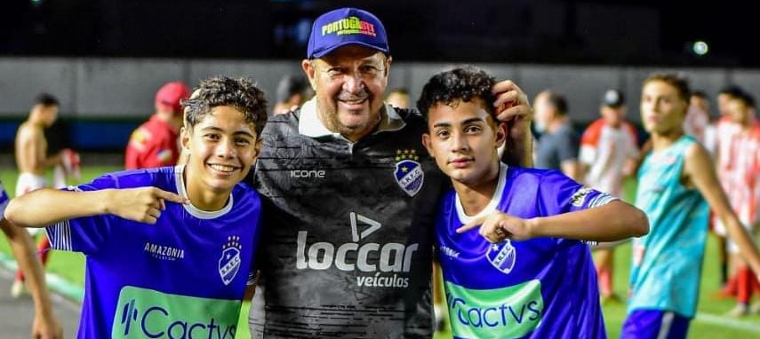 Chiquinho Viana com o filho e neto que atuam juntos na mesma categoria no São Raimundo. (Foto:ASCOM/São Raimundo).