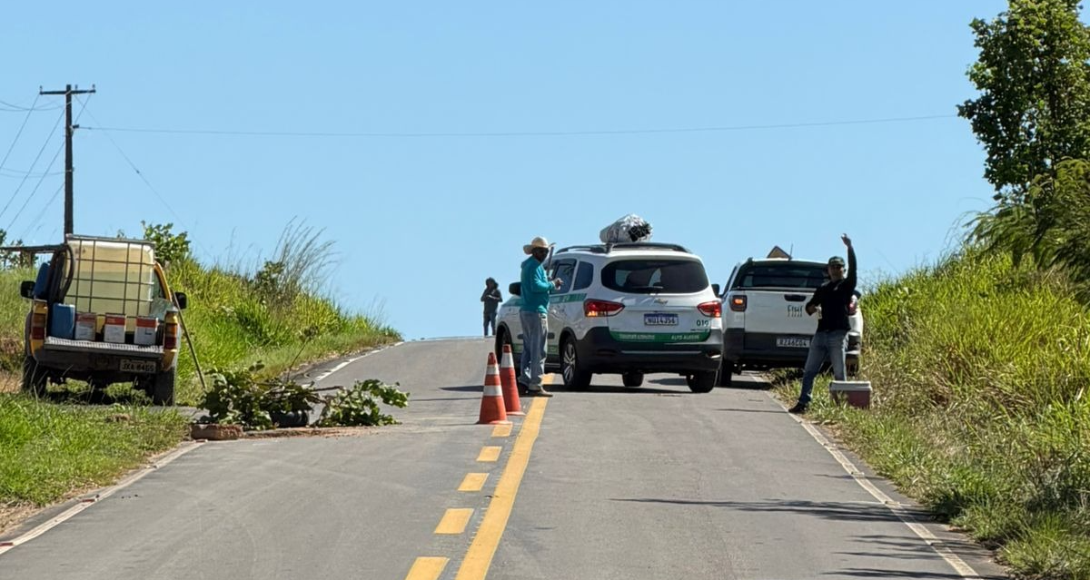 Populares realizam ação voluntária para tapar buracos da RR-205