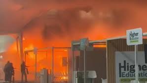 Incêndio atinge estrutura da COP30 e provoca evacuação total do evento