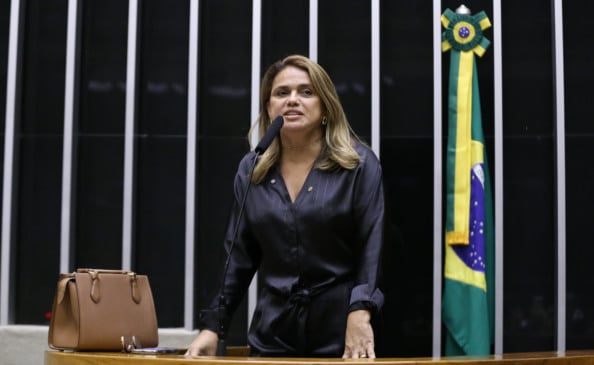 A deputada federal Helena Lima durante discurso na tribuna da Câmara dos Deputados