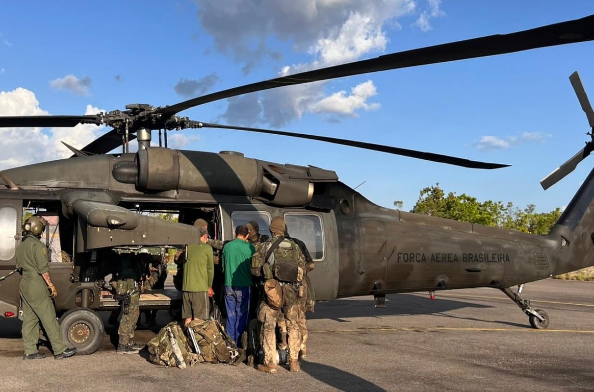 Entre os detidos estão três brasileiros e um venezuelano. Foto:  Comando Operacional Conjunto Catrimani II