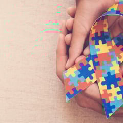 Embora a legislação federal já preveja a presença de um acompanhante, a lei estadual avança ao permitir um segundo. (Foto: Getty Images)