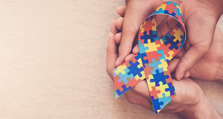 Embora a legislação federal já preveja a presença de um acompanhante, a lei estadual avança ao permitir um segundo. (Foto: Getty Images)