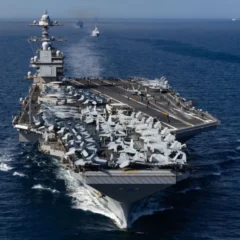 Travessia do USS Gerald R. Ford pelo Estreito de Gibraltar no início de outubro, junto de navios espanhóis e marroquinos (Foto: Facebook/USS Gerald R. Ford - CVN 78)