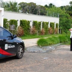 A visita ocorreu depois que Maria Rita Pereira, moradora da área há dois anos, formalizou denúncia sobre o vazamento constante, o mau cheiro e o risco de contaminação. (Foto: Divulgação)