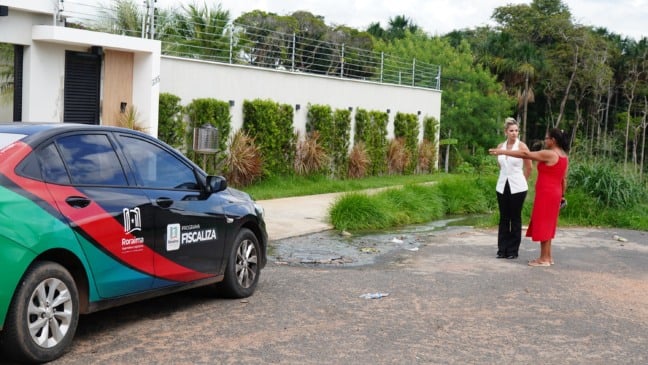 A visita ocorreu depois que Maria Rita Pereira, moradora da área há dois anos, formalizou denúncia sobre o vazamento constante, o mau cheiro e o risco de contaminação. (Foto: Divulgação)