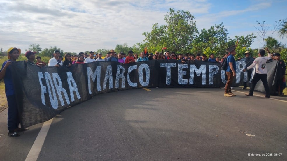 A mobilização na rodovia federal reúne indígenas de diversas regiões de Roraima.(Foto: Divulgação). A mobilização na rodovia federal reúne indígenas de diversas regiões de Roraima.(Foto: Divulgação).