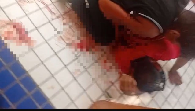 Frequentadores do bar socorreram o ferido e o levaram ao Hospital Geral de Roraima. (Foto: Reprodução)