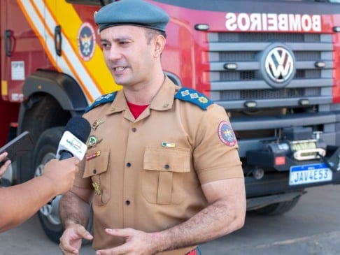  O major Wenderson Carlo, perito de incêndio e explosão do Corpo de Bombeiros de Roraima, orienta sobre a compra, o armazenamento e o manuseio seguro de fogos de artifício adquiridos em estabelecimentos credenciados