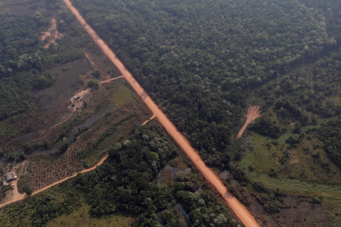 Trecho da BR-319 em chão de terra batida. Foto: reprodução Trecho da BR-319 em chão de terra batida. Foto: reprodução