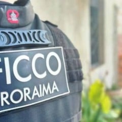 Na residência onde os suspeitos estavam, os agentes encontraram pedras aparentando ser crack e porções da mesma droga escondidas dentro de um sofá. (Foto: PFRR).