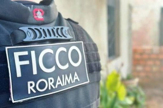 Na residência onde os suspeitos estavam, os agentes encontraram pedras aparentando ser crack e porções da mesma droga escondidas dentro de um sofá. (Foto: PFRR).
