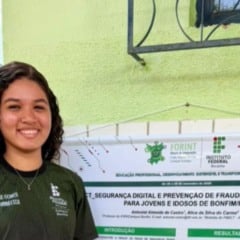 Estudante Alice da Silva do Carmo na apresentação do projeto no Forint 2025 