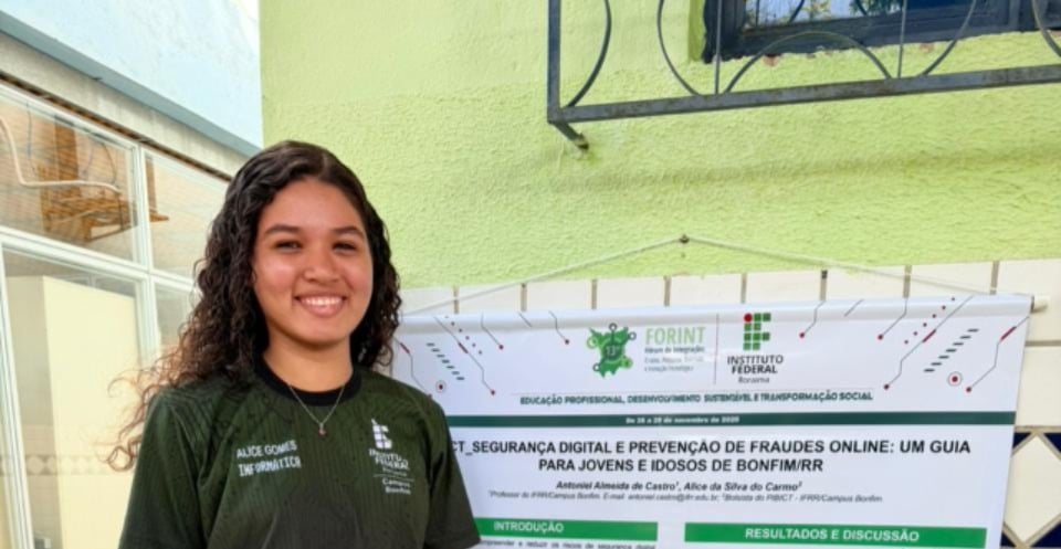 Estudante Alice da Silva do Carmo na apresentação do projeto no Forint 2025 Estudante Alice da Silva do Carmo na apresentação do projeto no Forint 2025