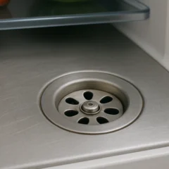 3 maneiras de limpar a geladeira e evitar que o cheiro volte mesmo com alimentos abertos