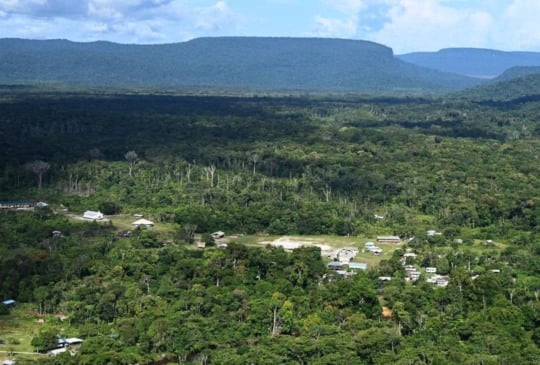 Vilarejo de Chenapau, na Guiana, na fronteira com o Brasil