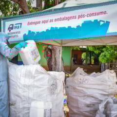 Antes da entrega, os produtores devem realizar a tríplice lavagem das embalagens logo após o uso, eliminando resíduos tóxicos. (Foto: Divulgação)