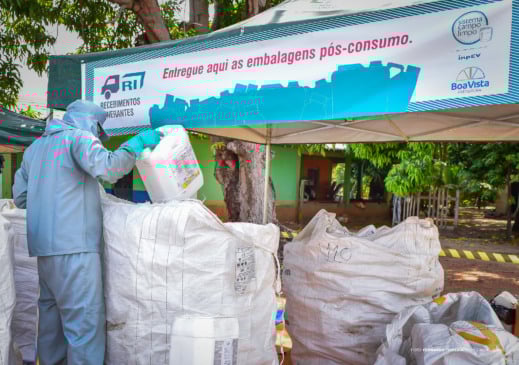 Antes da entrega, os produtores devem realizar a tríplice lavagem das embalagens logo após o uso, eliminando resíduos tóxicos. (Foto: Divulgação)