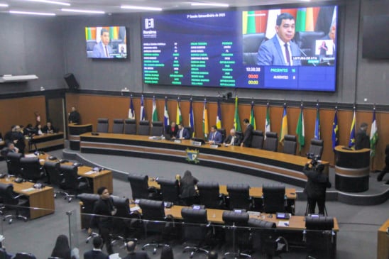 Os deputados estaduais durante a sessão extraordinária da Assembleia Legislativa de Roraima