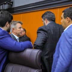 O governador Antonio Denarium conversa com deputados durante sess&atilde;o extraordin&aacute;ria