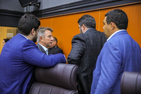 O governador Antonio Denarium conversa com deputados durante sessão extraordinária