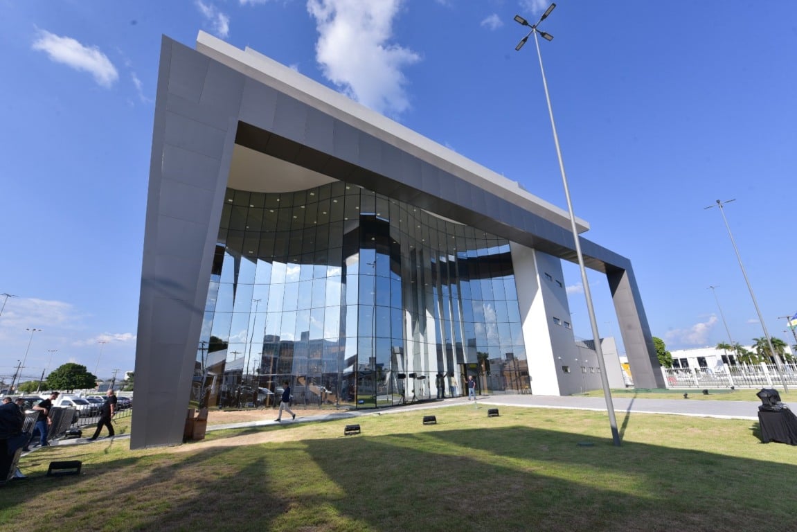 Servidores da Educação Estadual vão receber abono de R$3 mil no dia 30 Servidores da Educação Estadual vão receber abono de R$3 mil no dia 30