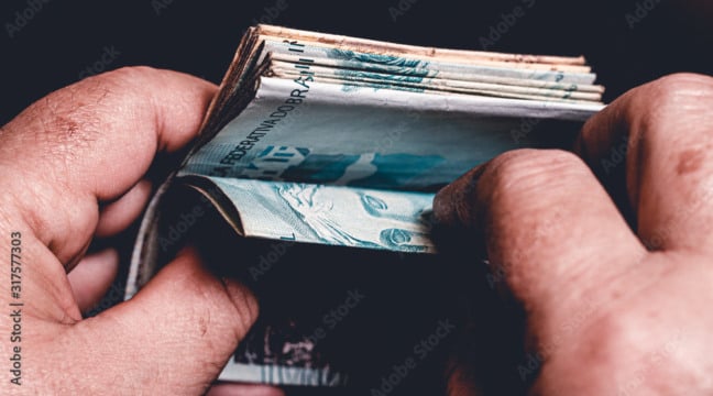 Tem direito à gratificação natalina todos os trabalhadores que trabalharam com carteira assinada pelo menos 15 dias no ano, além de pessoas em licença-maternidade ou afastadas por doença ou acidente. (Foto: AdobeStock)