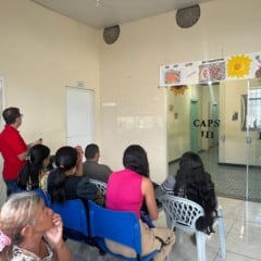 Pacientes aguardam atendimento no Caps III, uma das unidades afetadas pela reorganização do fluxo da Rede Psicossocial. (Foto:  Ascom/Sesau)