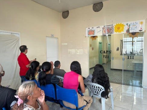 Pacientes aguardam atendimento no Caps III, uma das unidades afetadas pela reorganização do fluxo da Rede Psicossocial. (Foto:  Ascom/Sesau)