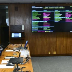 O presidente da CCJ, senador Otto Alencar (PSD-BA), e o painel de votação do colegiado ao fundo. Foto: Geraldo Magela/Agência Senado