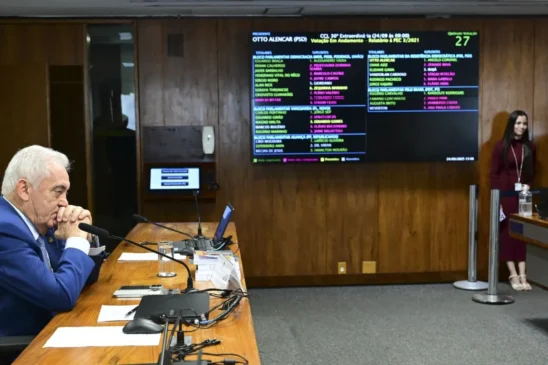 O presidente da CCJ, senador Otto Alencar (PSD-BA), e o painel de votação do colegiado ao fundo. Foto: Geraldo Magela/Agência Senado