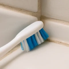 Como usar uma simples escova de dente para limpar 5 cantinhos difíceis da casa em menos de 10 minutos