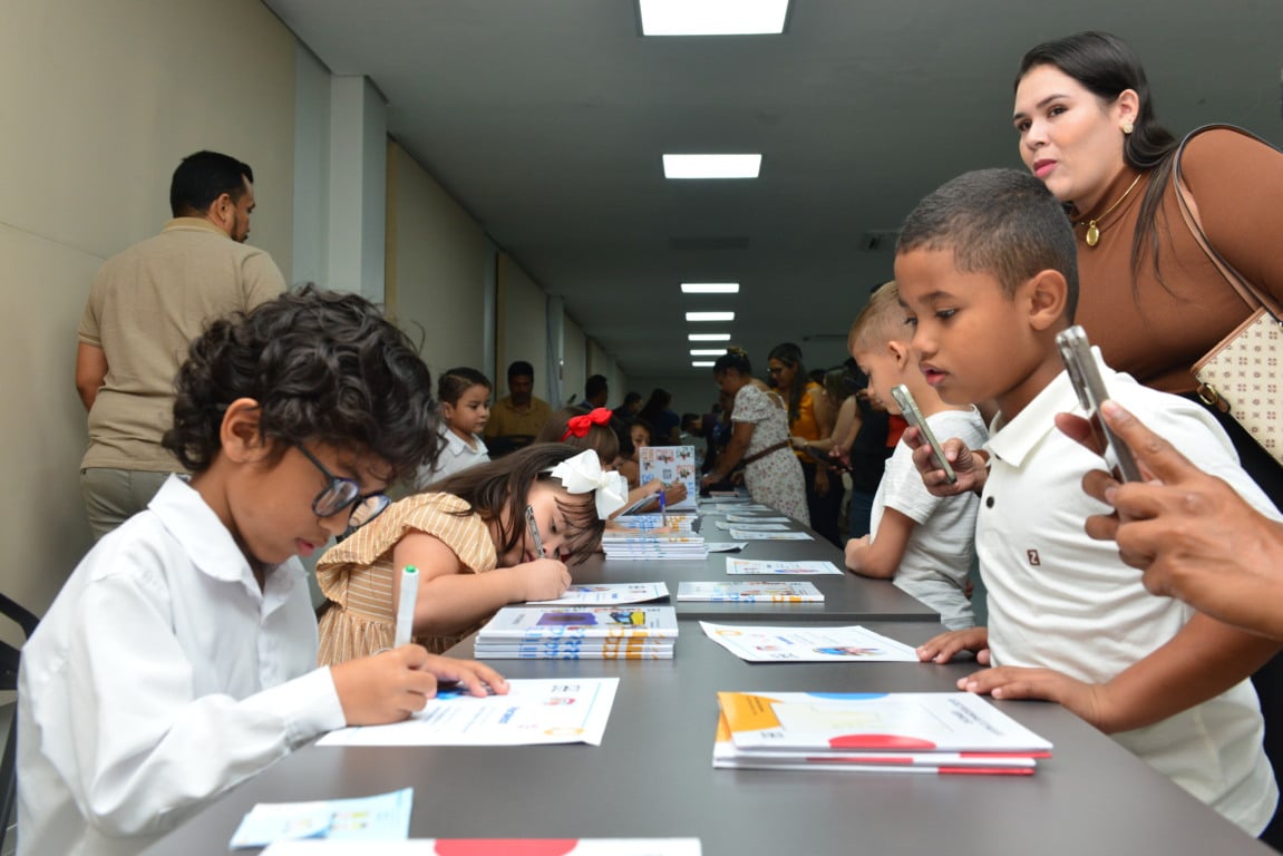 Com livro Trilíngue e sessão de autógrafos, projeto escolar incentiva leitura e alfabetização de alunos