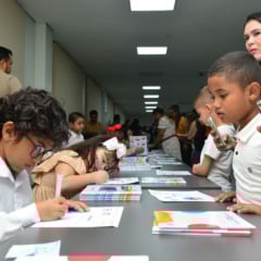 Com livro Trilíngue e sessão de autógrafos, projeto escolar incentiva leitura e alfabetização de alunos