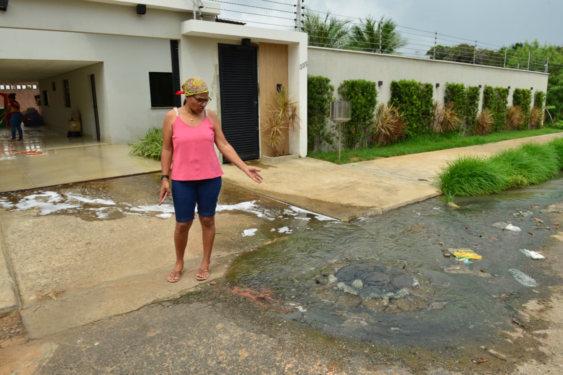 Maria Rita é moradora do local e relatou os transtornos (Foto: Nilzete Franco/FolhaBv)