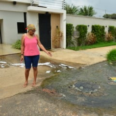Maria Rita é moradora do local e relatou os transtornos (Foto: Nilzete Franco/FolhaBv)