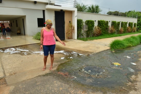 Maria Rita é moradora do local e relatou os transtornos (Foto: Nilzete Franco/FolhaBv)