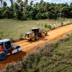 Serviços de raspagem, incorporação de piçarra e compactação do solo amenizam o impacto causado pelas mudanças climáticas e desgaste do tempo. 