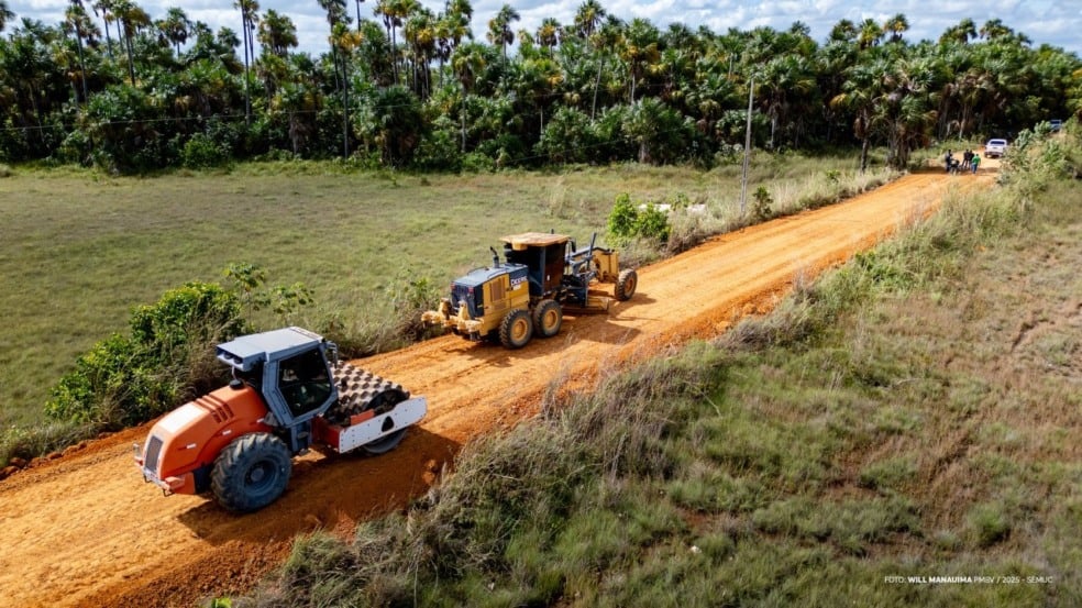 Serviços de raspagem, incorporação de piçarra e compactação do solo amenizam o impacto causado pelas mudanças climáticas e desgaste do tempo. Serviços de raspagem, incorporação de piçarra e compactação do solo amenizam o impacto causado pelas mudanças climáticas e desgaste do tempo.