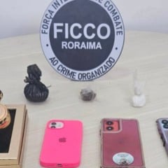 Invólucros de skunk e cocaína, e três celulares foram apreendidos com o suspeito. Foto: Polícia Civil